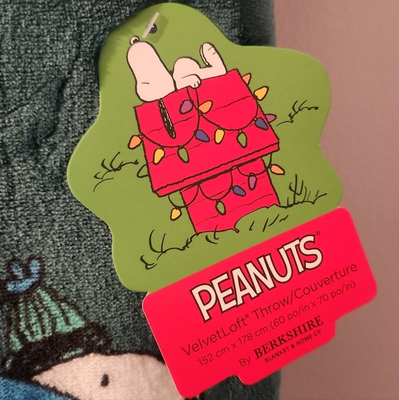 NWT Peanuts Snoopy Puffer Jackets Green Winter Christmas Blanket Throw Berkshire - Picture 3 of 6